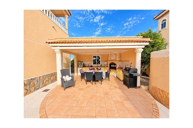 Chalet de 4 habitaciones en Doña Pepa, Rojales en venta con piscina - 549.995 € (Ref: 10176905)