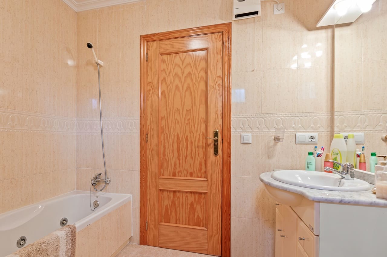 4 bedroom Villa for sale in Algorfa with pool - € 580,000 (Ref: 8640948)