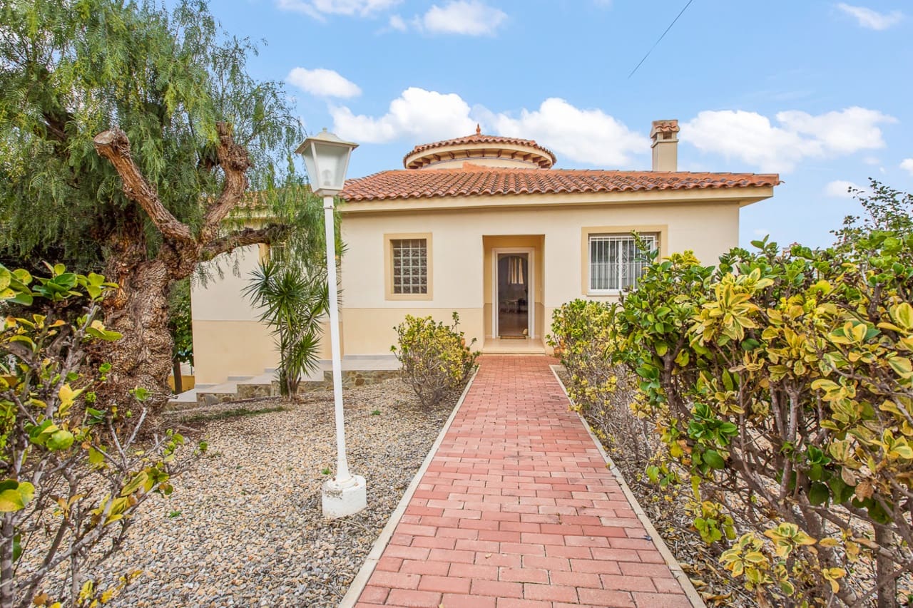 4 bedroom Villa for sale in Algorfa with pool - € 580,000 (Ref: 8640948)