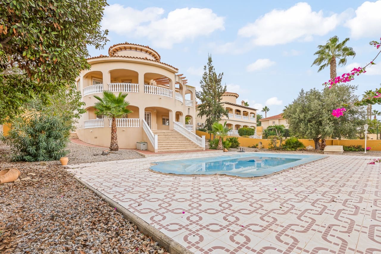 4 bedroom Villa for sale in Algorfa with pool - € 580,000 (Ref: 8640948)