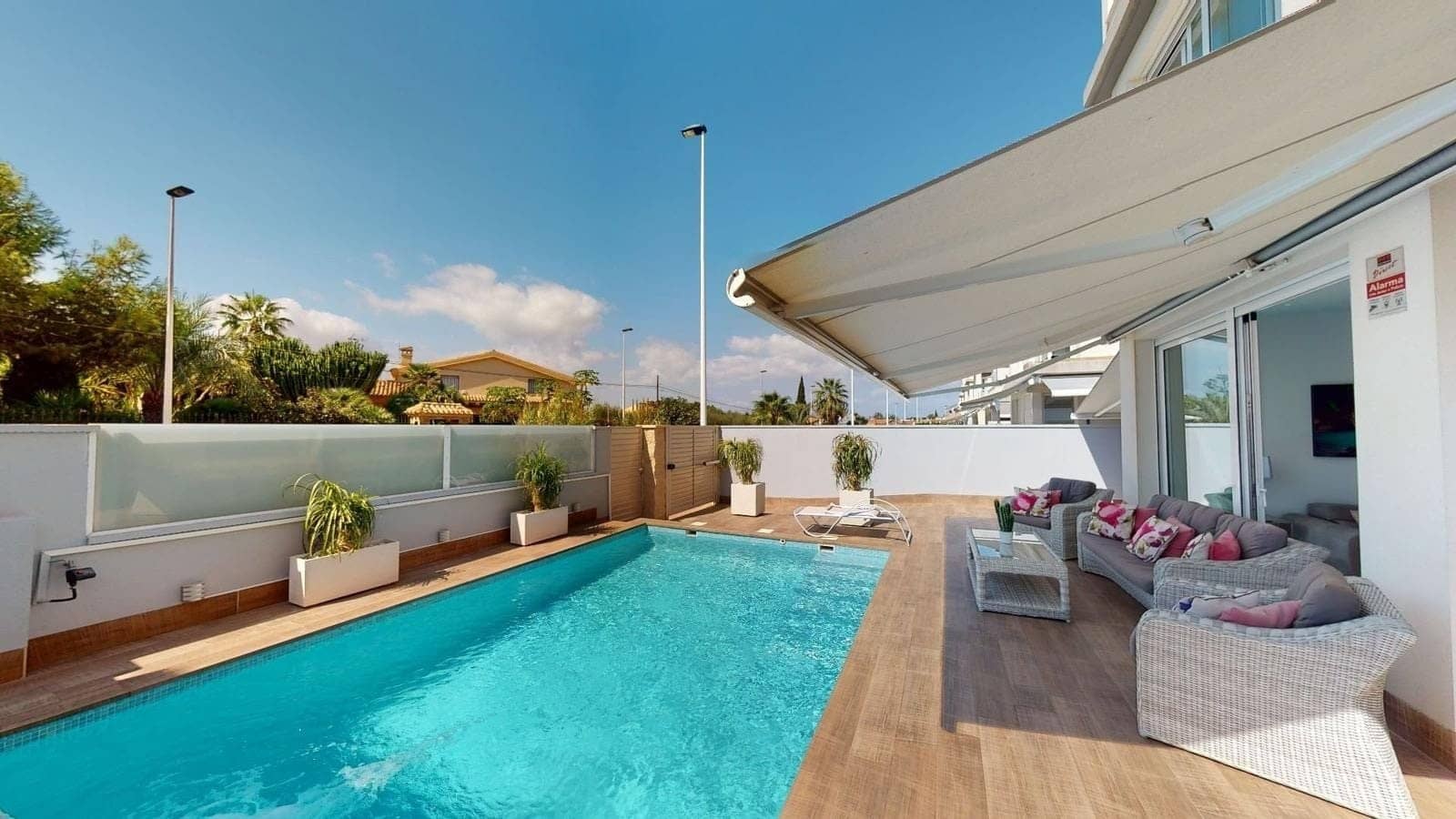 4 bedroom Villa for sale in Torrevieja with pool - € 599,950 (Ref: 8947551)