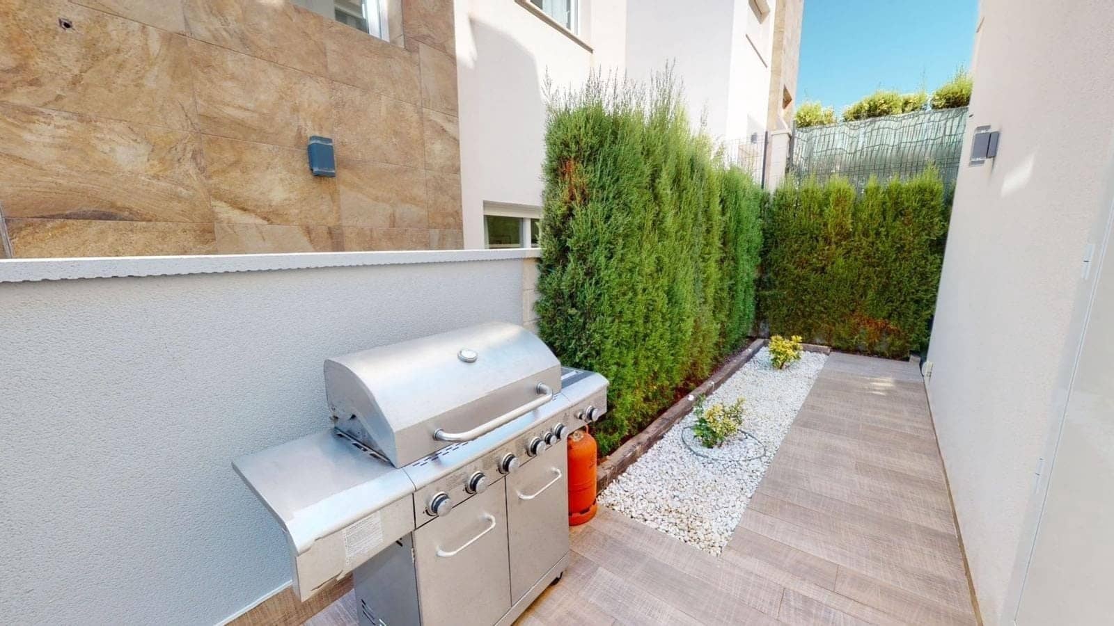 4 bedroom Villa for sale in Torrevieja with pool - € 599,950 (Ref: 8947551)