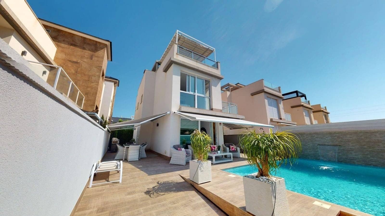 4 bedroom Villa for sale in Torrevieja with pool - € 599,950 (Ref: 8947551)