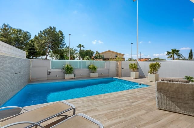 Chalet de 4 habitaciones en Torrevieja en venta con piscina - 580.000 € (Ref: 8947551)
