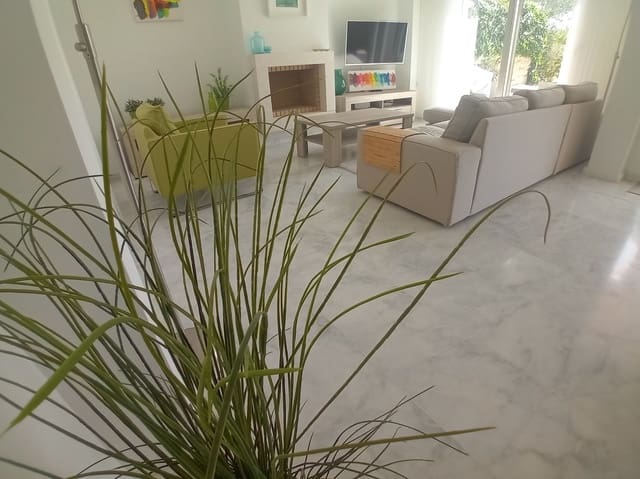 4 bedroom Villa for sale in Algorfa with pool - € 495,000 (Ref: 8968420)