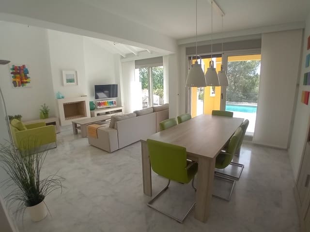 4 bedroom Villa for sale in Algorfa with pool - € 495,000 (Ref: 8968420)