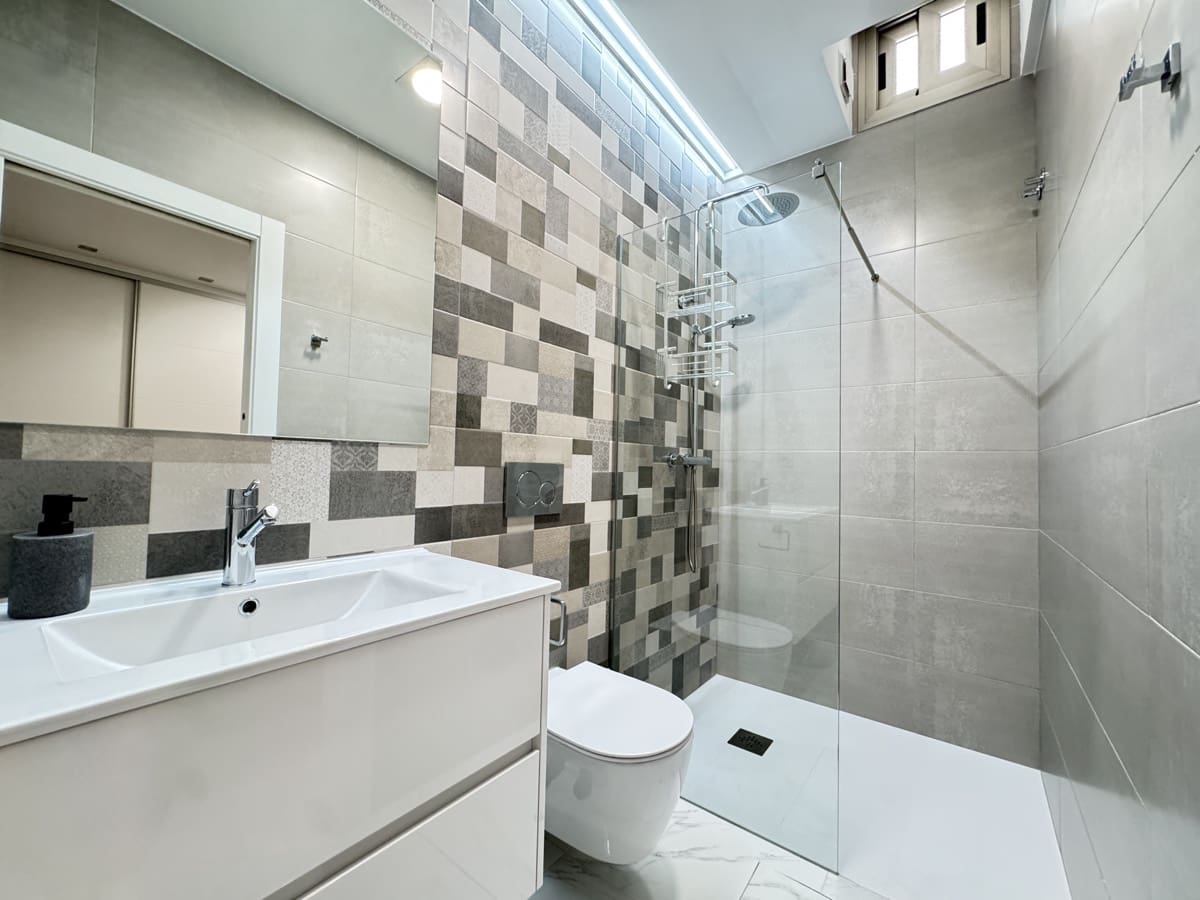 4 quarto Moradia para venda em Villamartin com piscina - 450 000 € (Ref: 9037836)