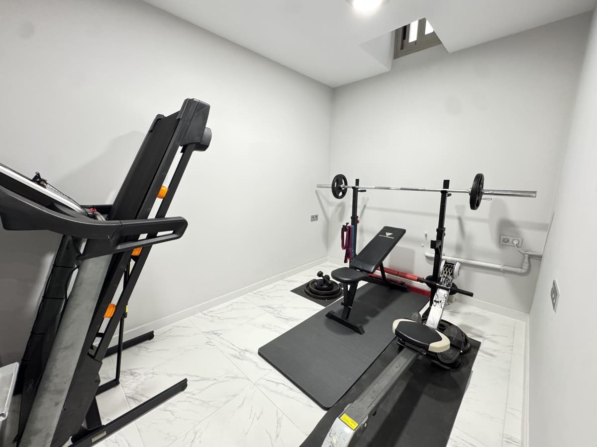 4 quarto Moradia para venda em Villamartin com piscina - 450 000 € (Ref: 9037836)