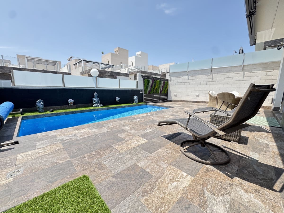 4 quarto Moradia para venda em Villamartin com piscina - 450 000 € (Ref: 9037836)