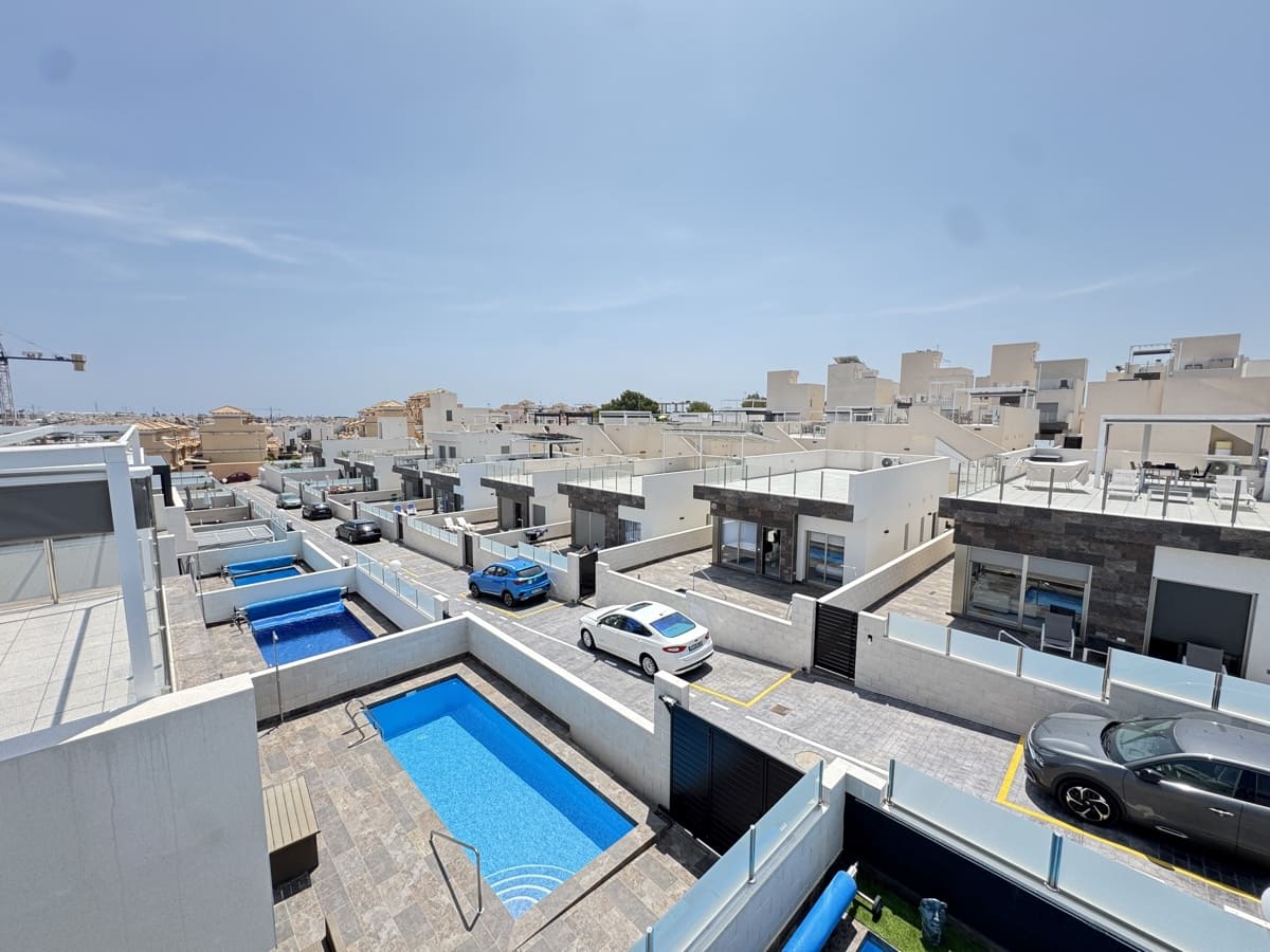 4 quarto Moradia para venda em Villamartin com piscina - 450 000 € (Ref: 9037836)