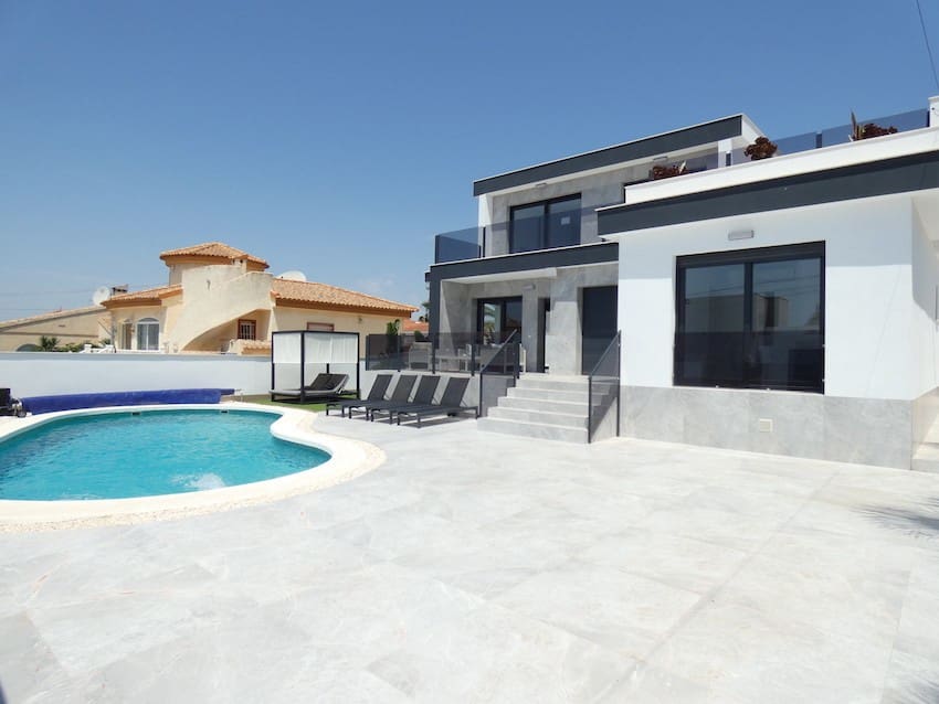 4 bedroom Villa for sale in Ciudad Quesada with pool garage - € 699,900 (Ref: 9076822)