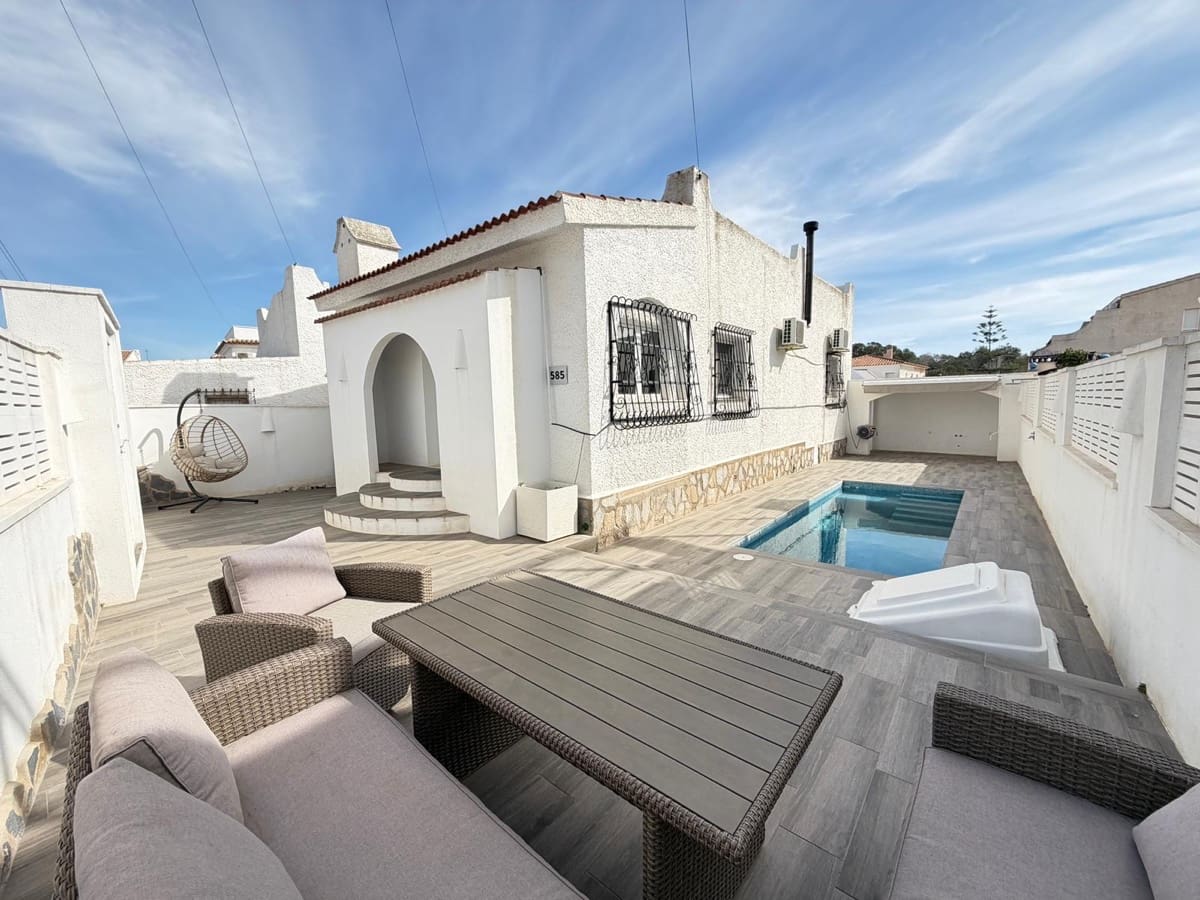 2 bedroom Villa for sale in Villamartin with pool - € 255,000 (Ref: 9195601)