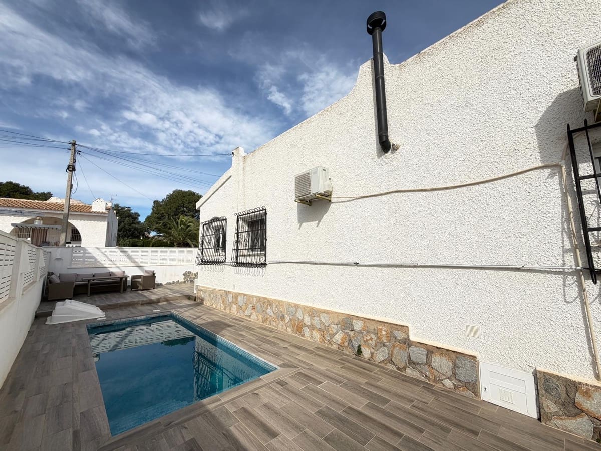 2 bedroom Villa for sale in Villamartin with pool - € 255,000 (Ref: 9195601)