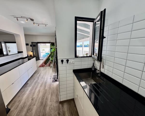 3 soveværelse Villa til salg i Punta Prima, Torrevieja med swimmingpool - € 750.000 (Ref: 9226697)