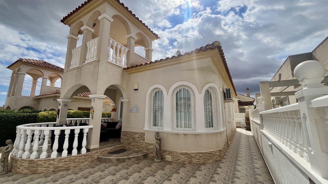 3 bedroom Villa for sale in Algorfa with pool - € 210,000 (Ref: 9262486)