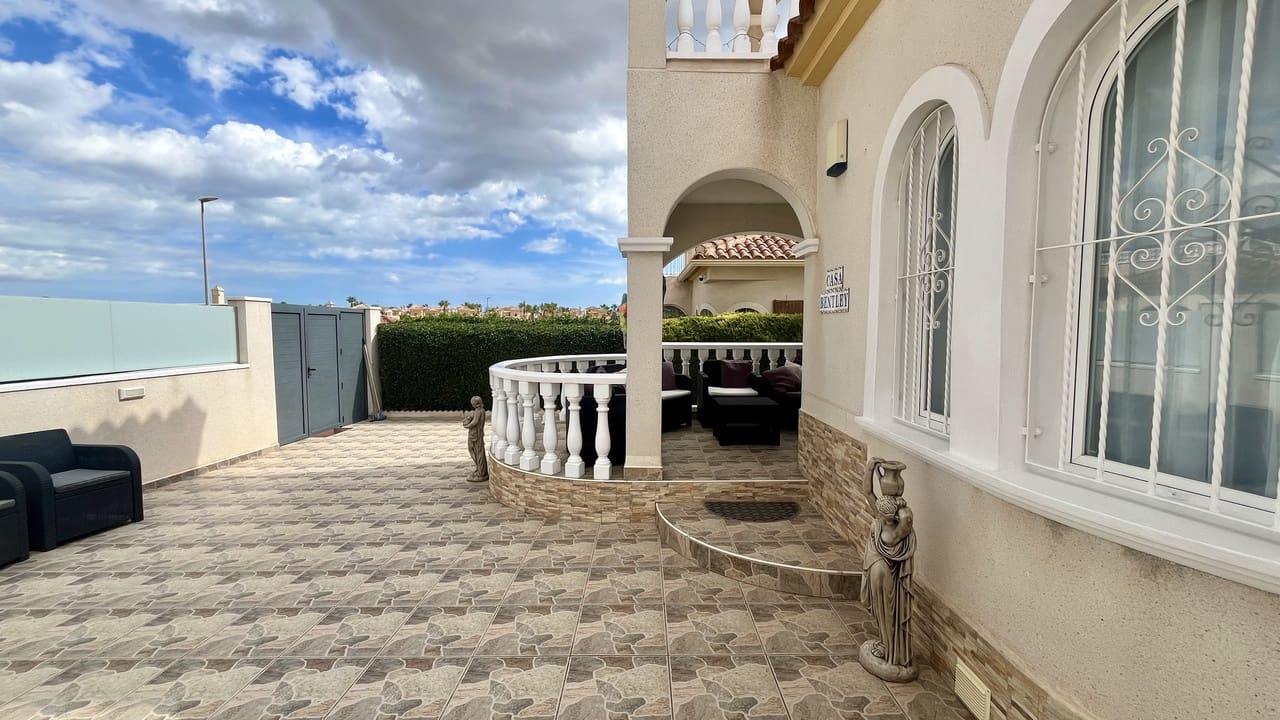 3 bedroom Villa for sale in Algorfa with pool - € 210,000 (Ref: 9262486)