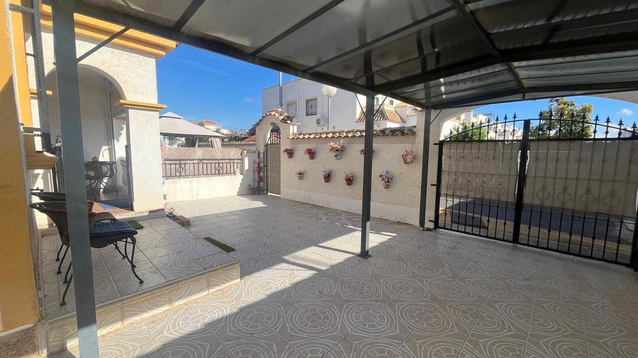 3 bedroom Townhouse for sale in Torrevieja with pool - € 215,000 (Ref: 9371969)