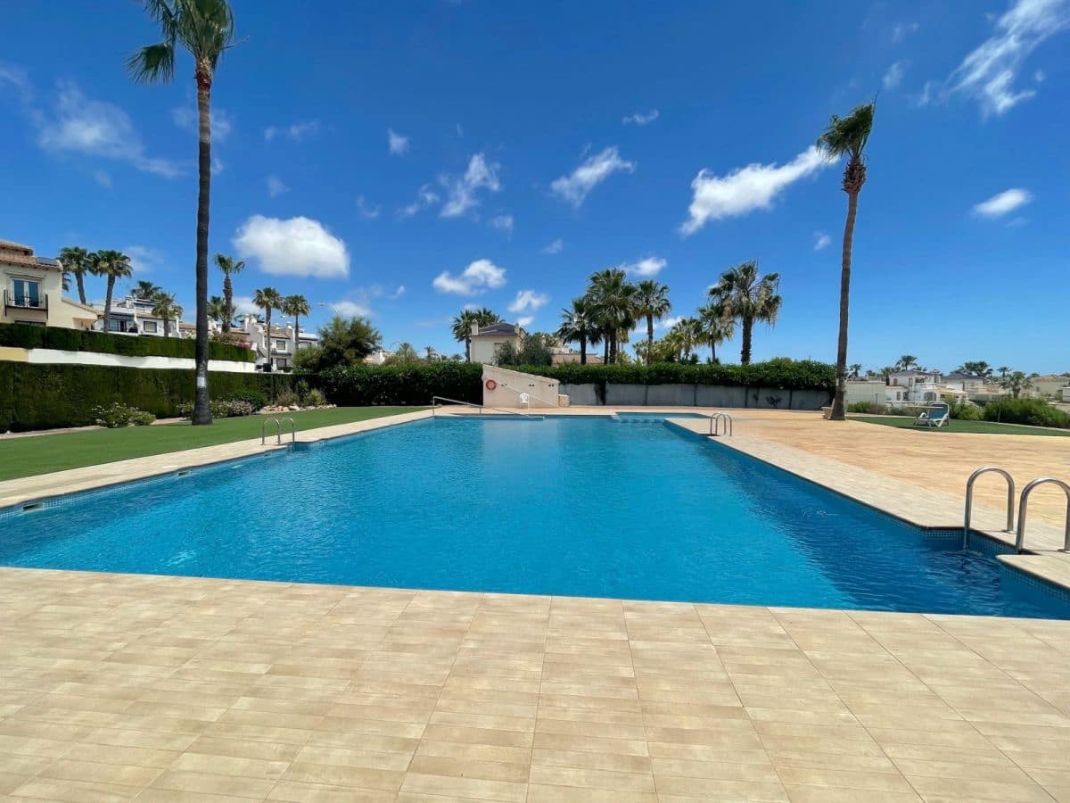 3 chambre Villa/Maison à vendre à Villamartin avec piscine - 359 000 € (Ref: 9679743)