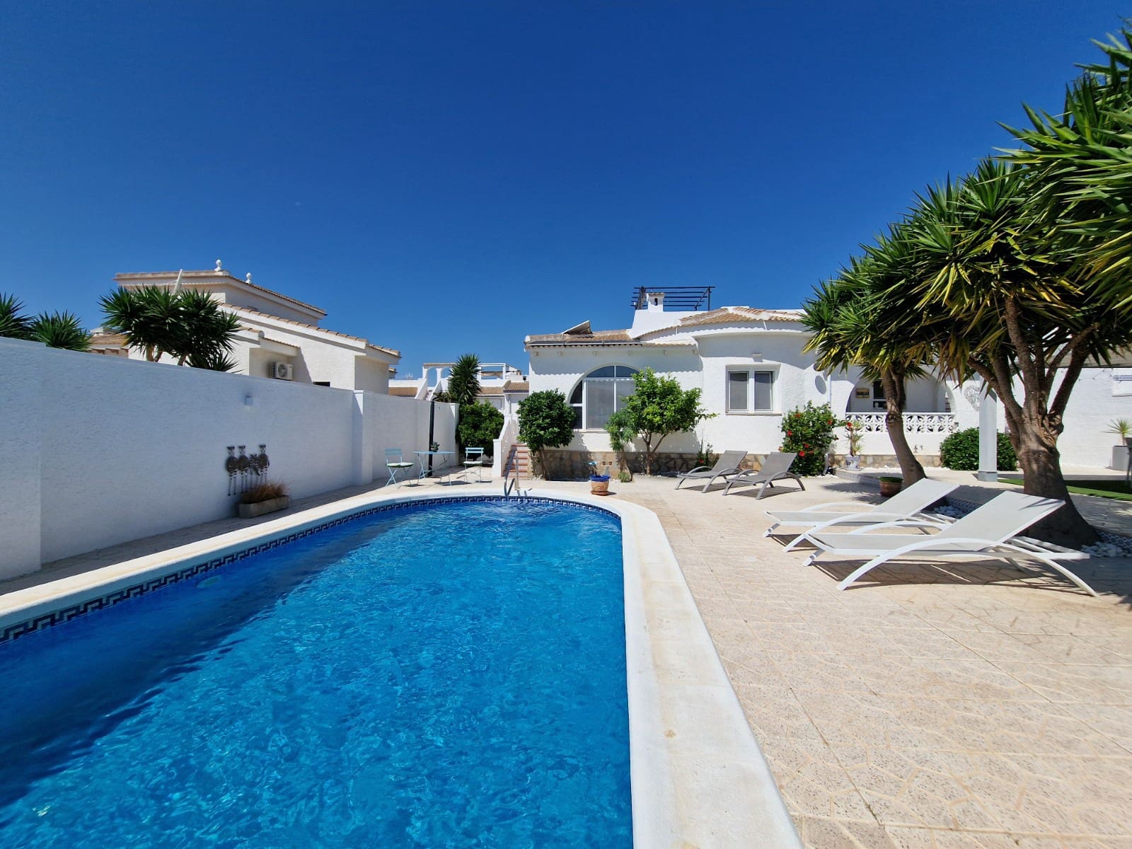 3 soveværelse Villa til salg i Pueblo Bravo med swimmingpool garage - € 440.000 (Ref: 9847703)
