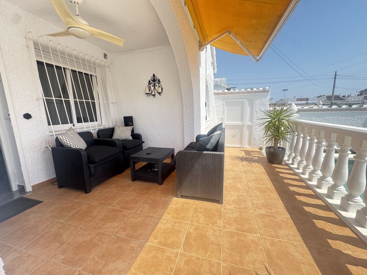 Chalet de 2 habitaciones en Villamartin en venta con piscina garaje - 299.995 € (Ref: 9851333)