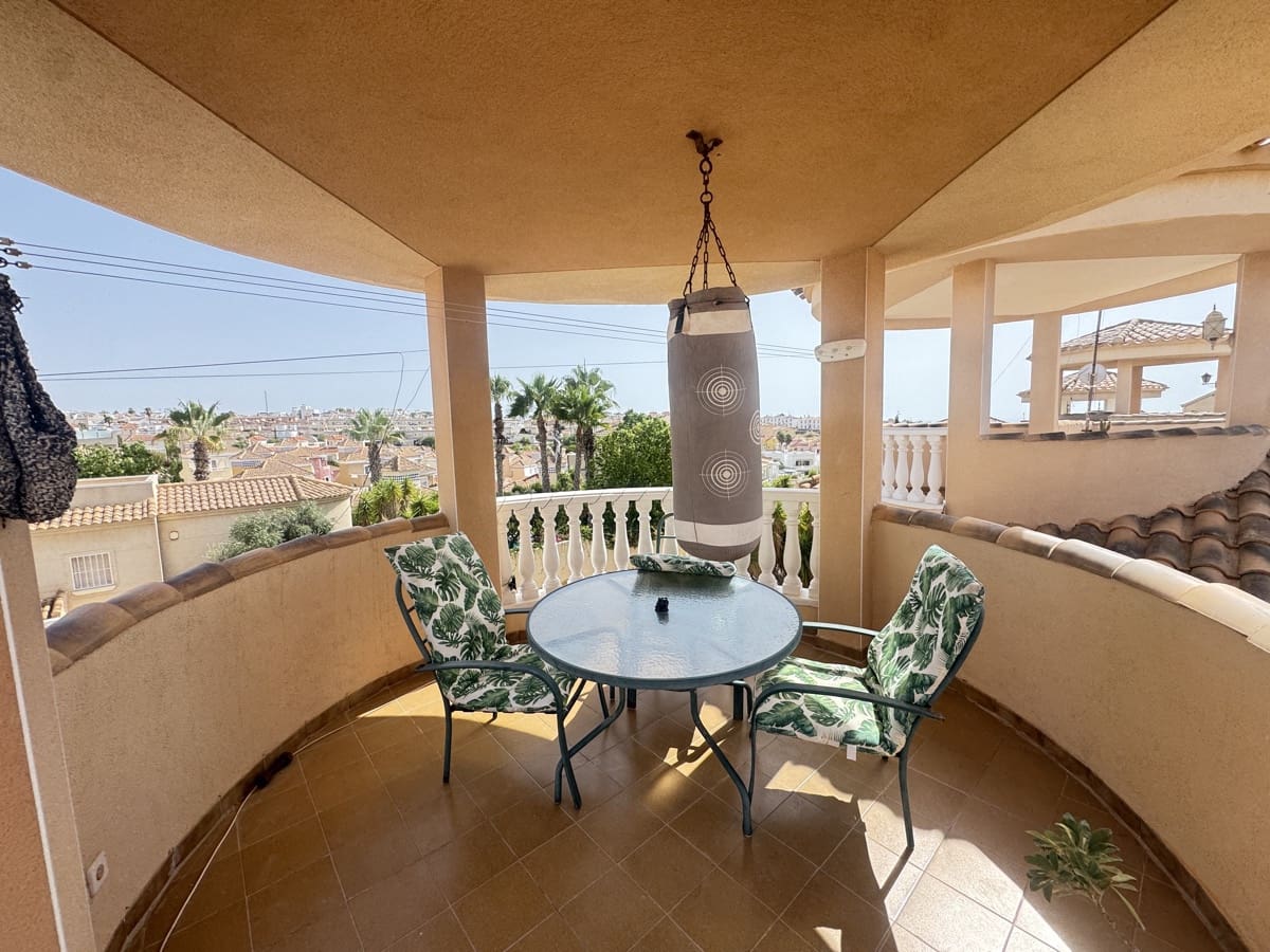 4 chambre Villa/Maison à vendre à Villamartin - 299 000 € (Ref: 9932839)
