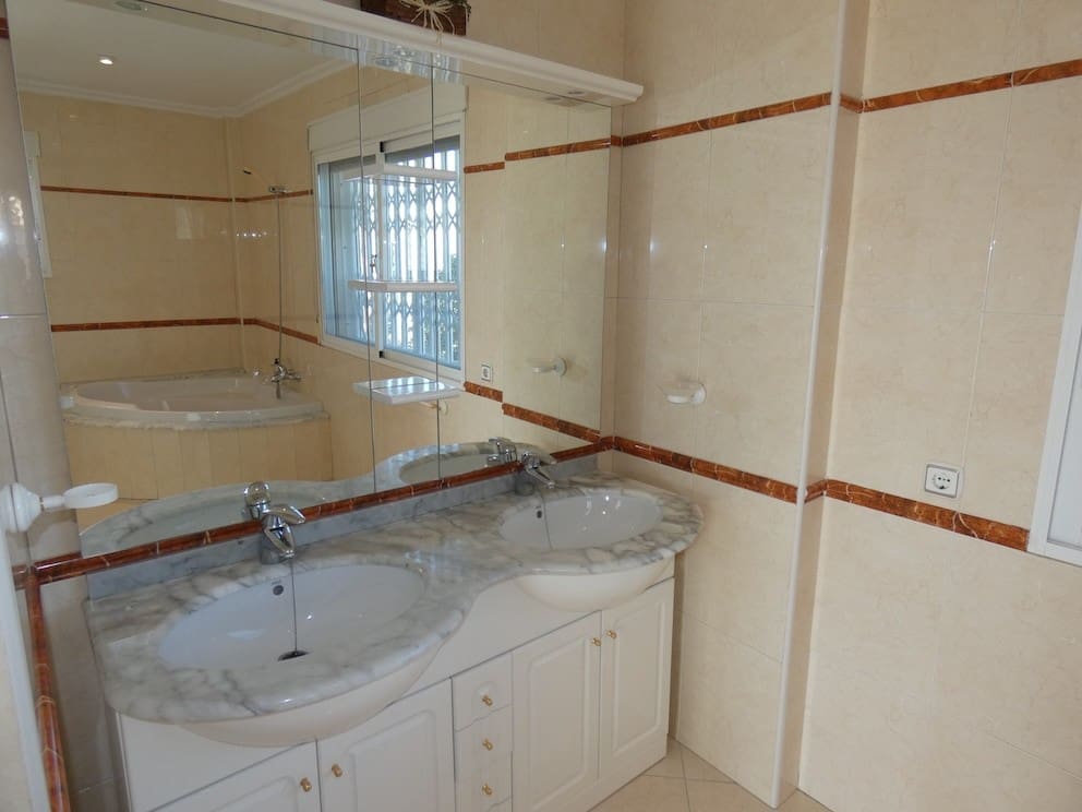 4 slaapkamer Villa te koop in Ciudad Quesada met zwembad garage - € 649.000 (Ref: 9983258)