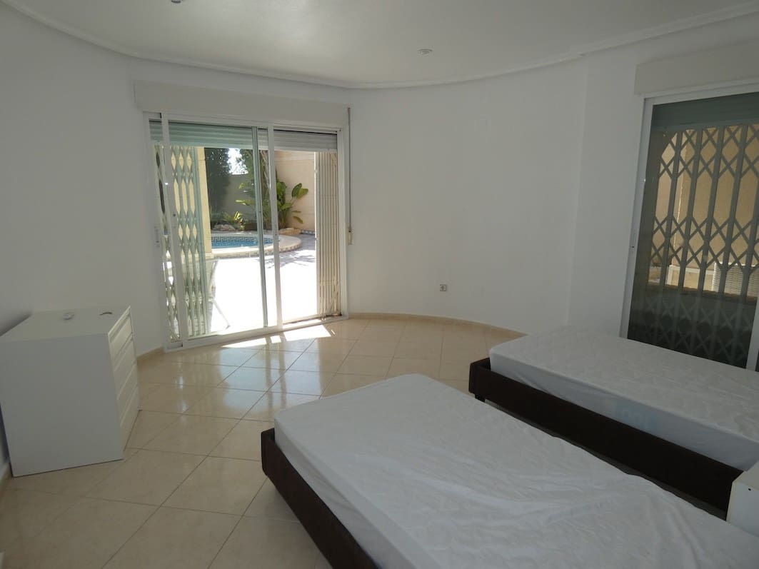 4 slaapkamer Villa te koop in Ciudad Quesada met zwembad garage - € 649.000 (Ref: 9983258)