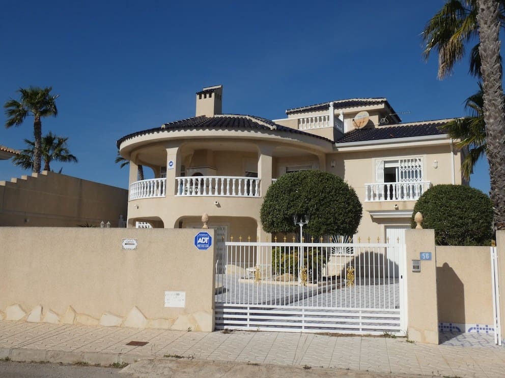 4 slaapkamer Villa te koop in Ciudad Quesada met zwembad garage - € 649.000 (Ref: 9983258)