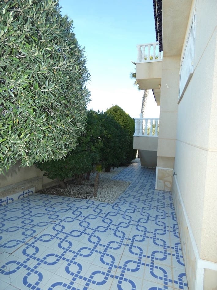 4 slaapkamer Villa te koop in Ciudad Quesada met zwembad garage - € 649.000 (Ref: 9983258)