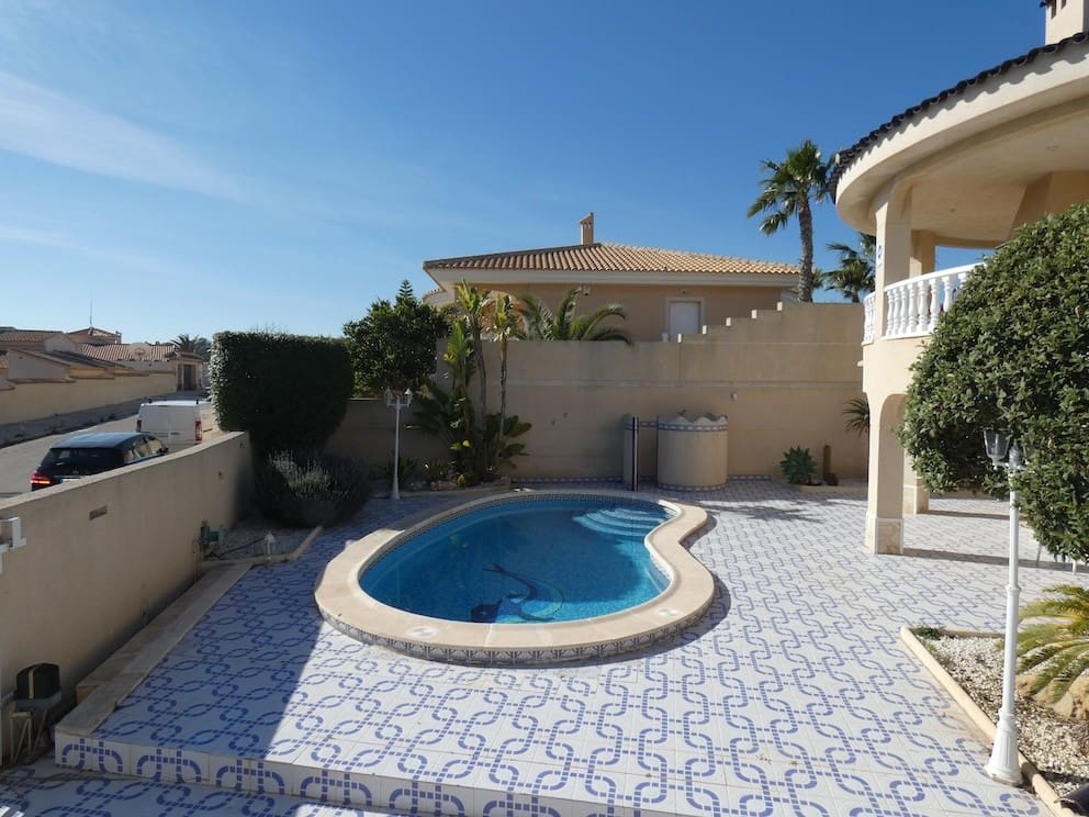 4 slaapkamer Villa te koop in Ciudad Quesada met zwembad garage - € 649.000 (Ref: 9983258)