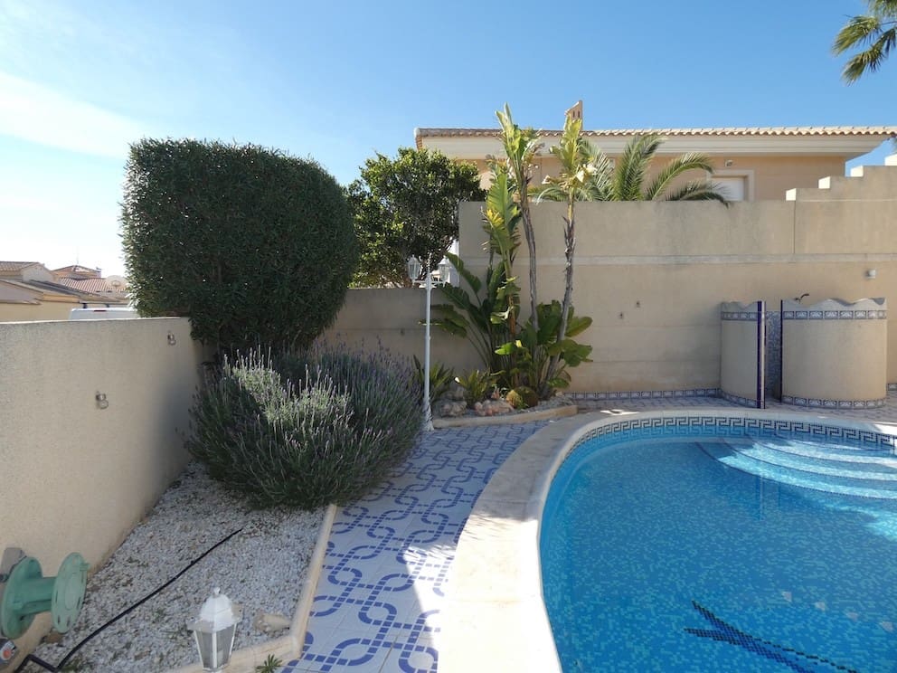 4 slaapkamer Villa te koop in Ciudad Quesada met zwembad garage - € 649.000 (Ref: 9983258)