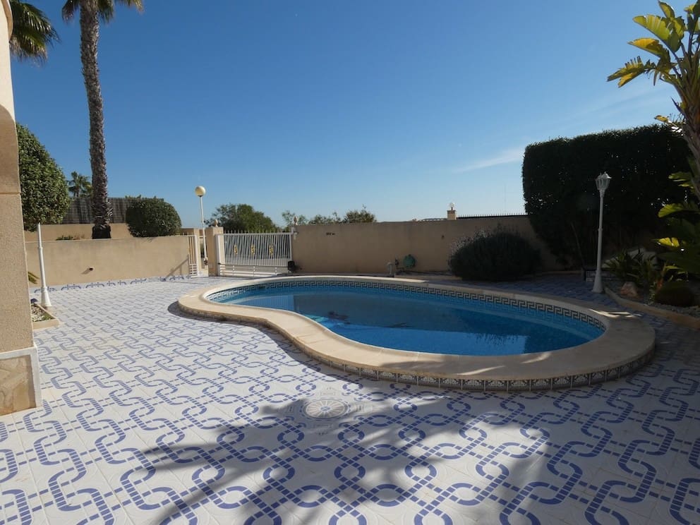 4 slaapkamer Villa te koop in Ciudad Quesada met zwembad garage - € 649.000 (Ref: 9983258)
