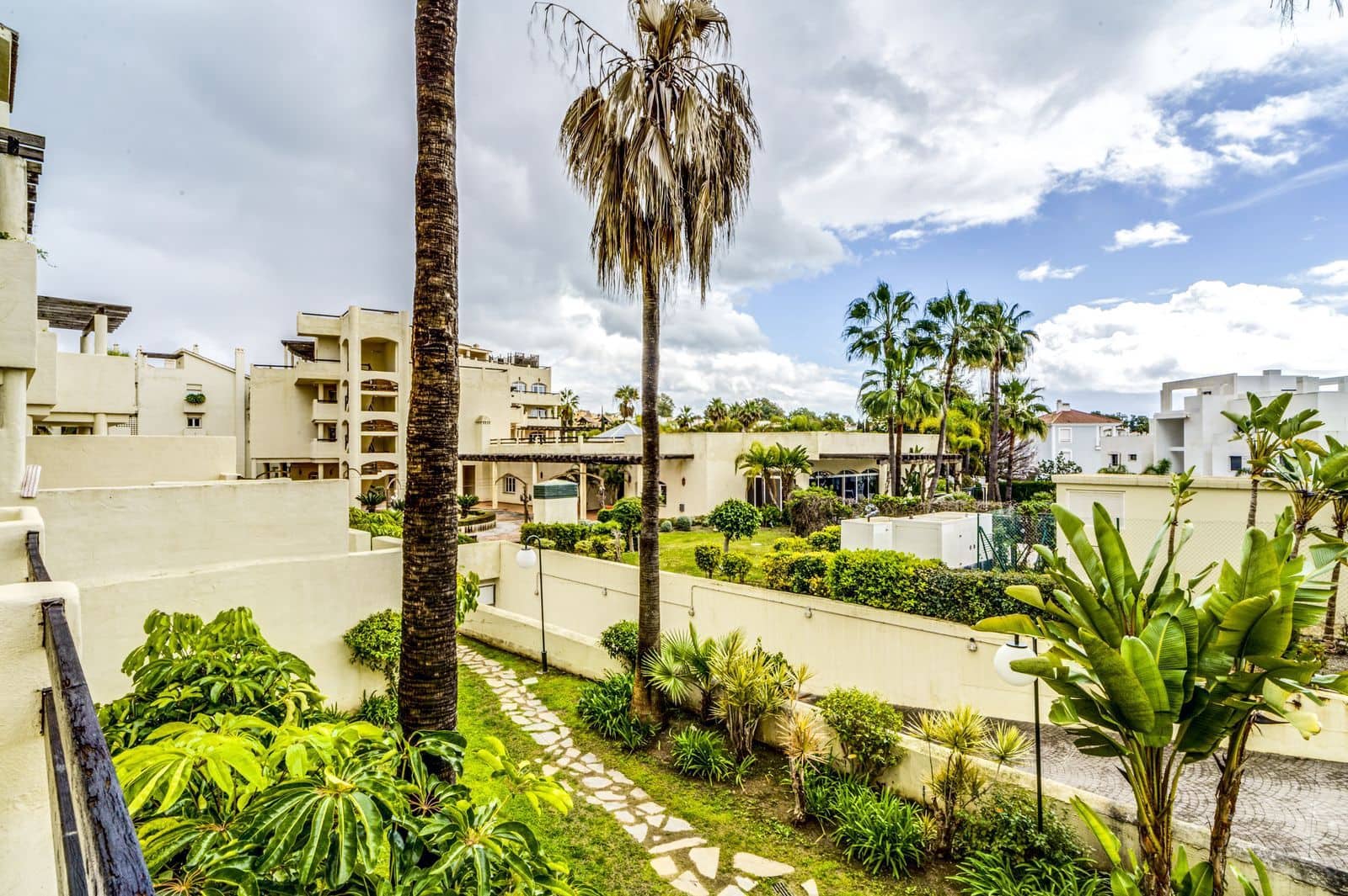 3 sypialnia Apartament na sprzedaż w El Paraiso z basenem - 395 000 € (Ref: 8946988)