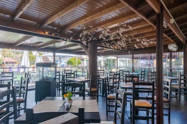 Restauracja lub bar na sprzedaż w El Paraiso, Estepona - 1 000 000 € (Ref: 8954755)