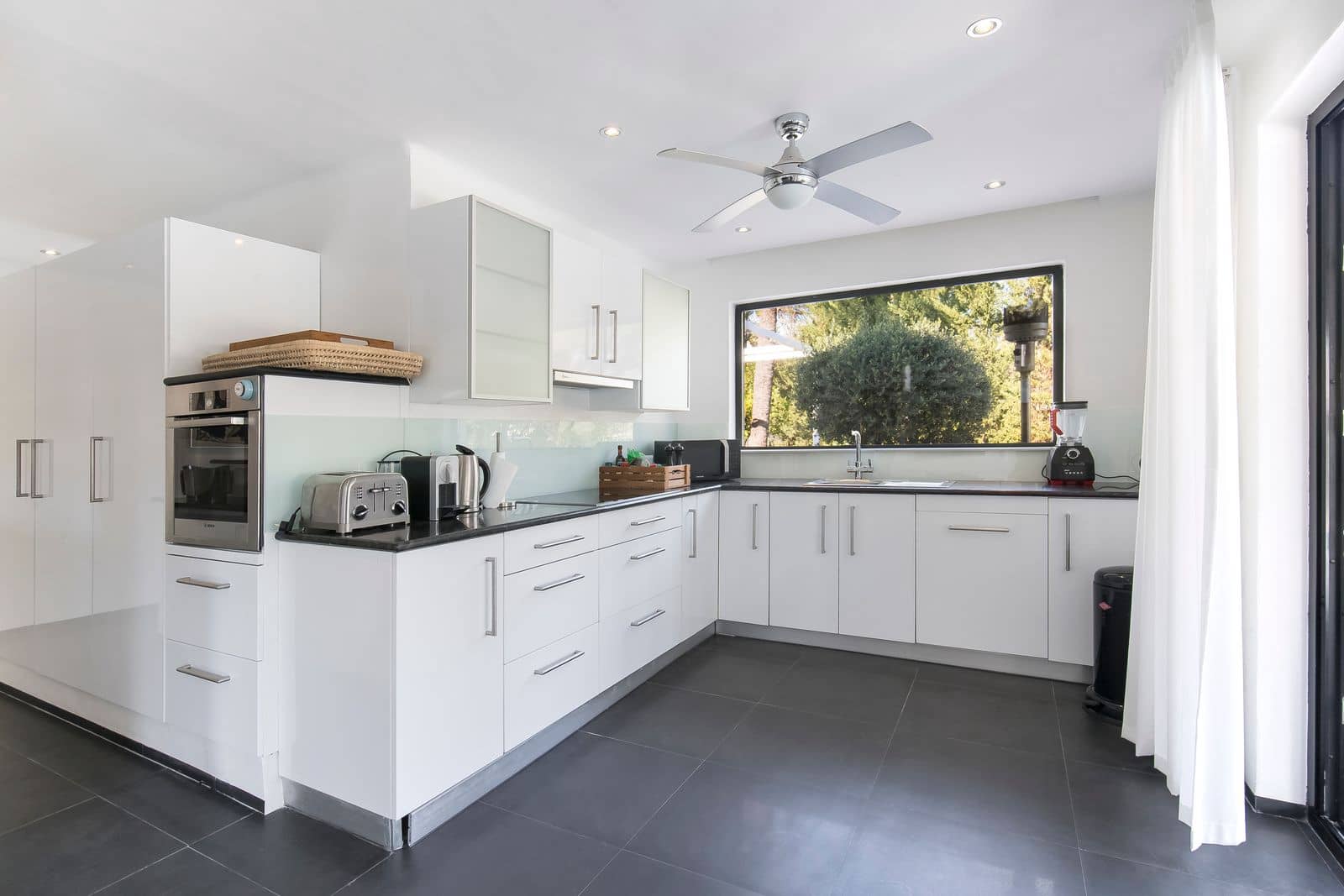 5 bedroom Villa for sale in Nueva Andalucia with pool - € 1,850,000 (Ref: 9176049)