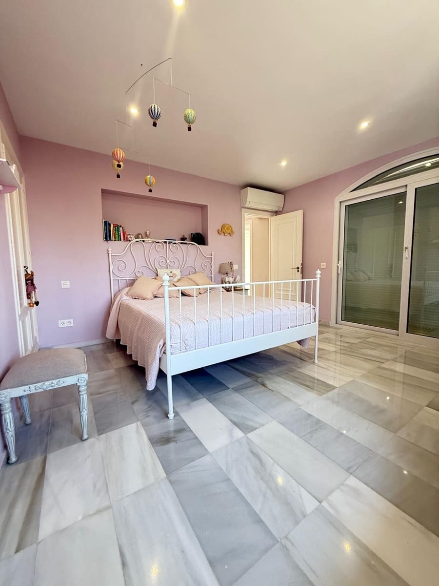 4 sypialnia Willa do wynajęcia w El Paraiso z basenem - 18 000 € (Ref: 9190795)