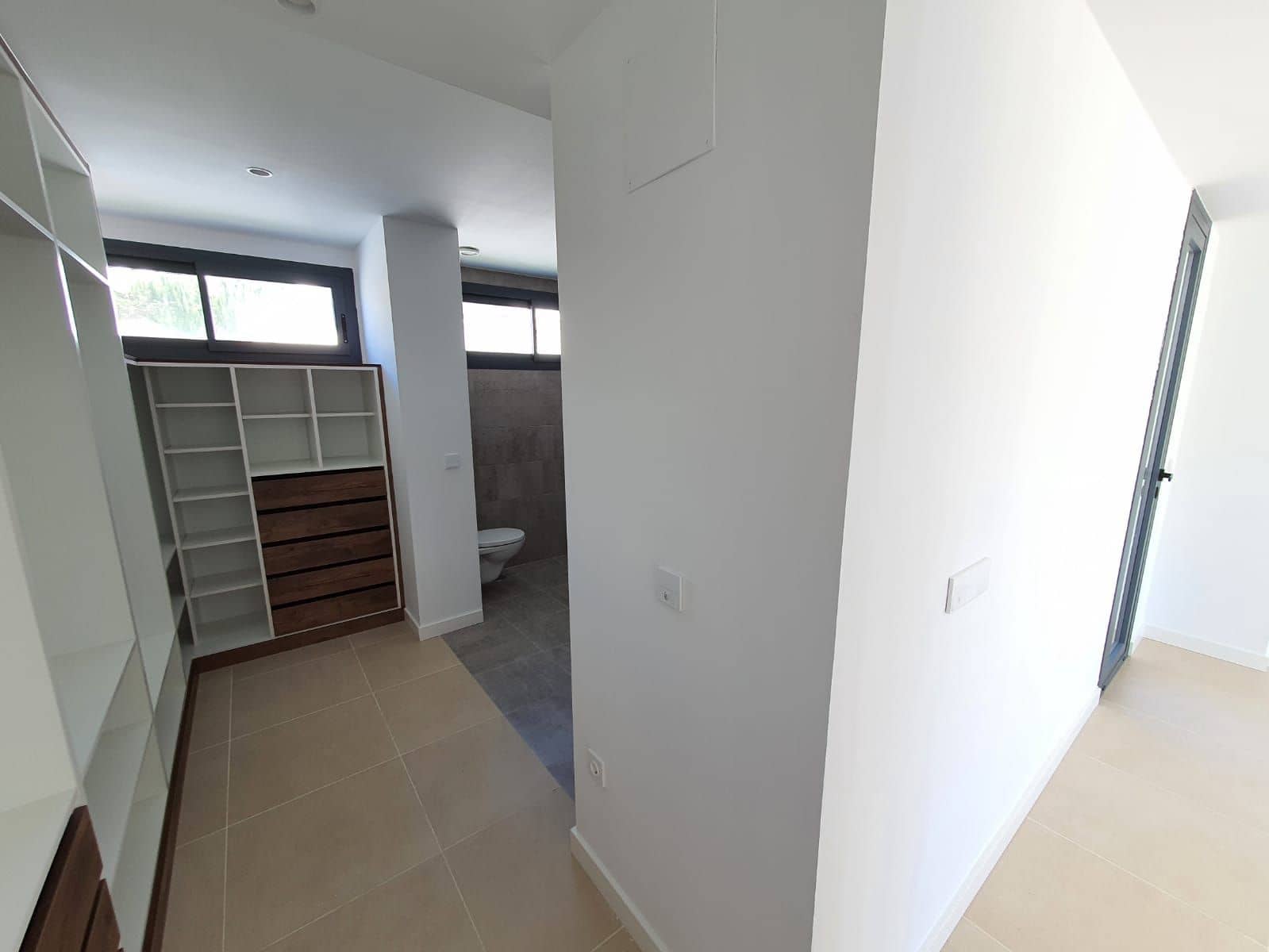 4 bedroom Villa for sale in La Duquesa / Puerto de la Duquesa with pool - € 1,065,000 (Ref: 9402767)