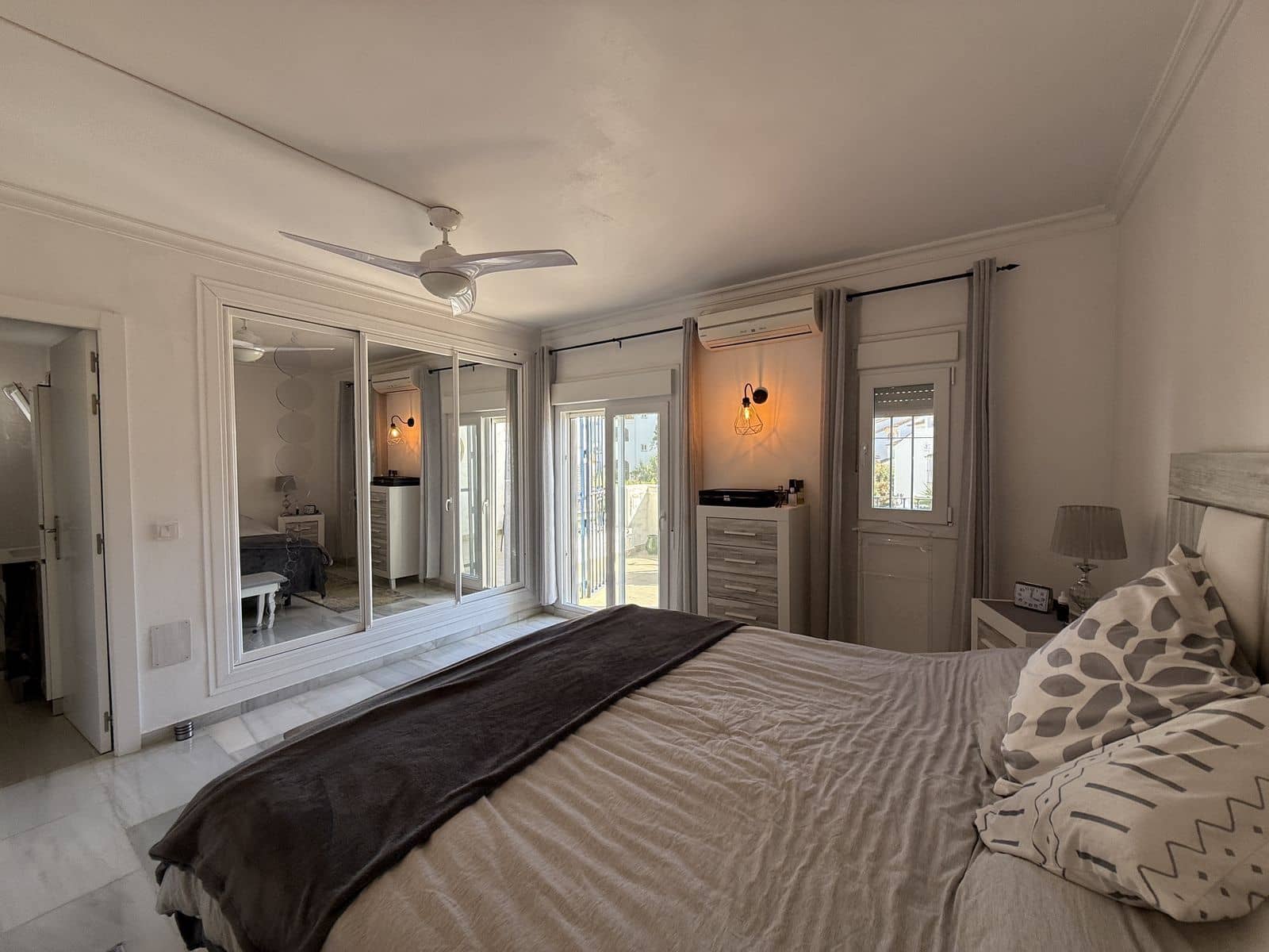 3 slaapkamer Halfvrijstaande villa te koop in El Paraiso met zwembad garage - € 495.000 (Ref: 9410319)