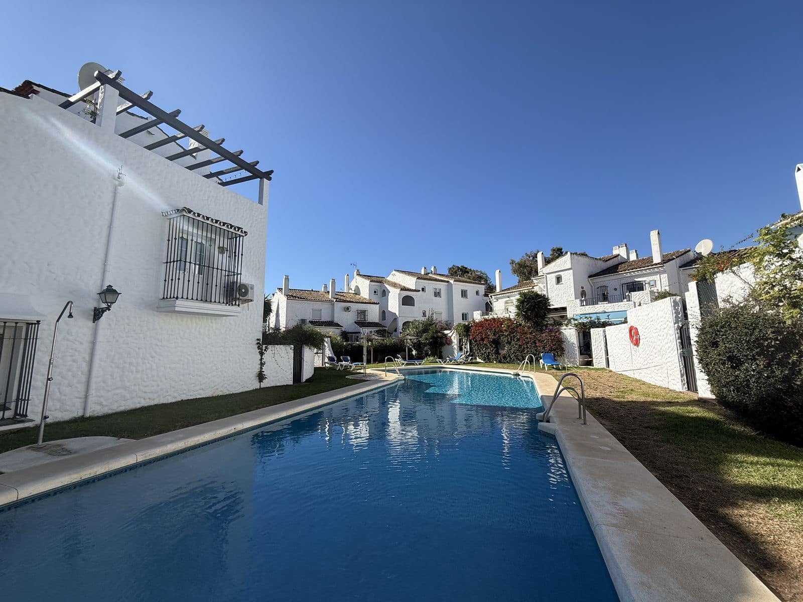 3 slaapkamer Halfvrijstaande villa te koop in El Paraiso met zwembad garage - € 495.000 (Ref: 9410319)