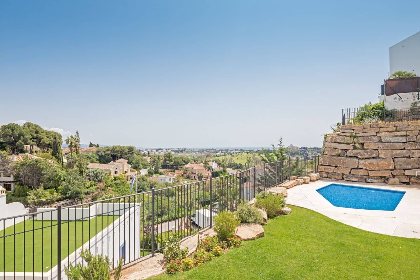 2 bedroom Penthouse for sale in El Paraiso with pool garage - € 650,000 (Ref: 9419006)