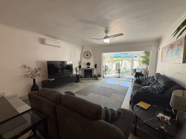 Pareado de 3 habitaciones en El Paraiso, Estepona en venta con piscina garaje - 495.000 € (Ref: 9456686)