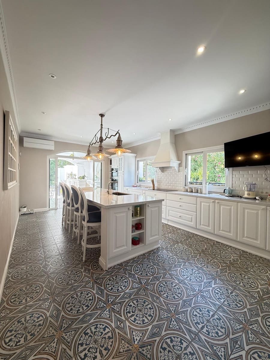 4 sovrum Villa för semesterbostäder i El Paraiso med pool - 18 000 € (Ref: 9456691)