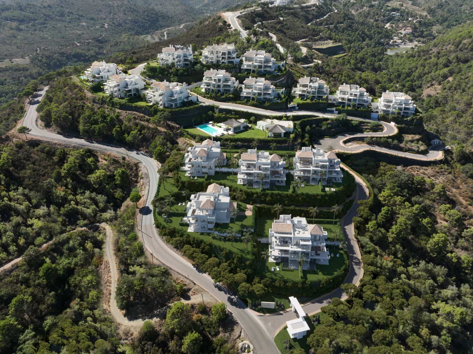 2 bedroom Apartment for sale in Benahavis with garage - € 830,000 (Ref: 9456704)