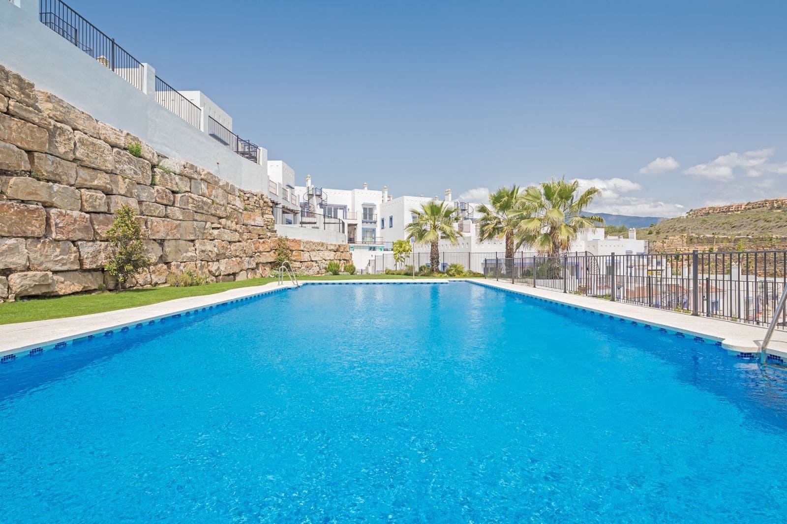2 slaapkamer Penthouse te koop in El Paraiso met zwembad garage - € 650.000 (Ref: 9456709)