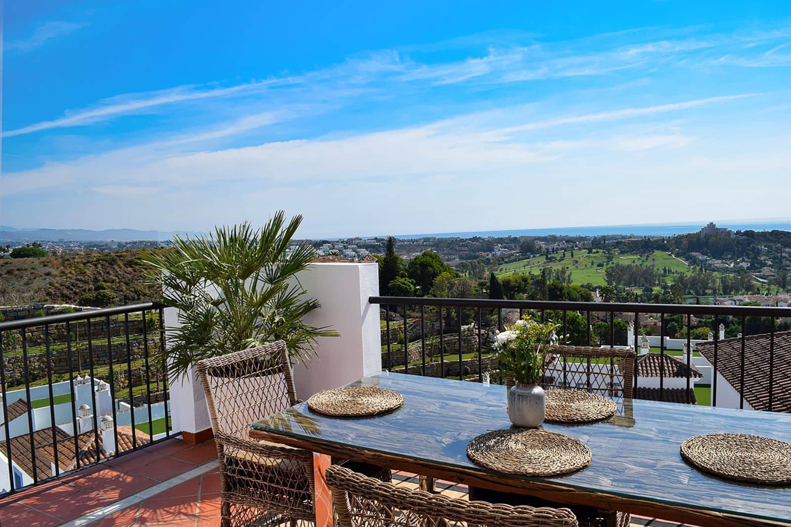 2 slaapkamer Penthouse te koop in El Paraiso met zwembad garage - € 650.000 (Ref: 9456709)