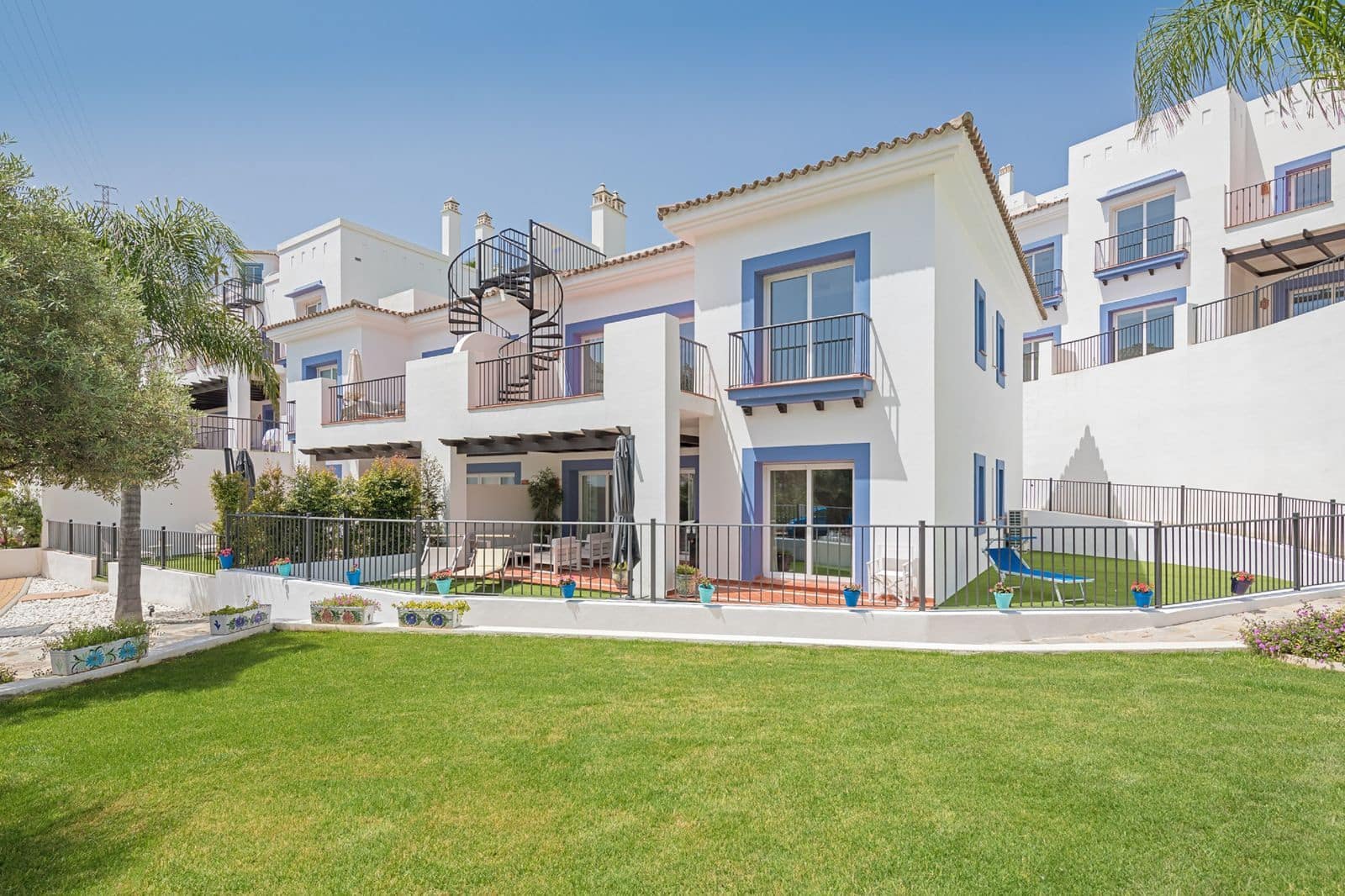 2 slaapkamer Penthouse te koop in El Paraiso met zwembad garage - € 650.000 (Ref: 9456709)