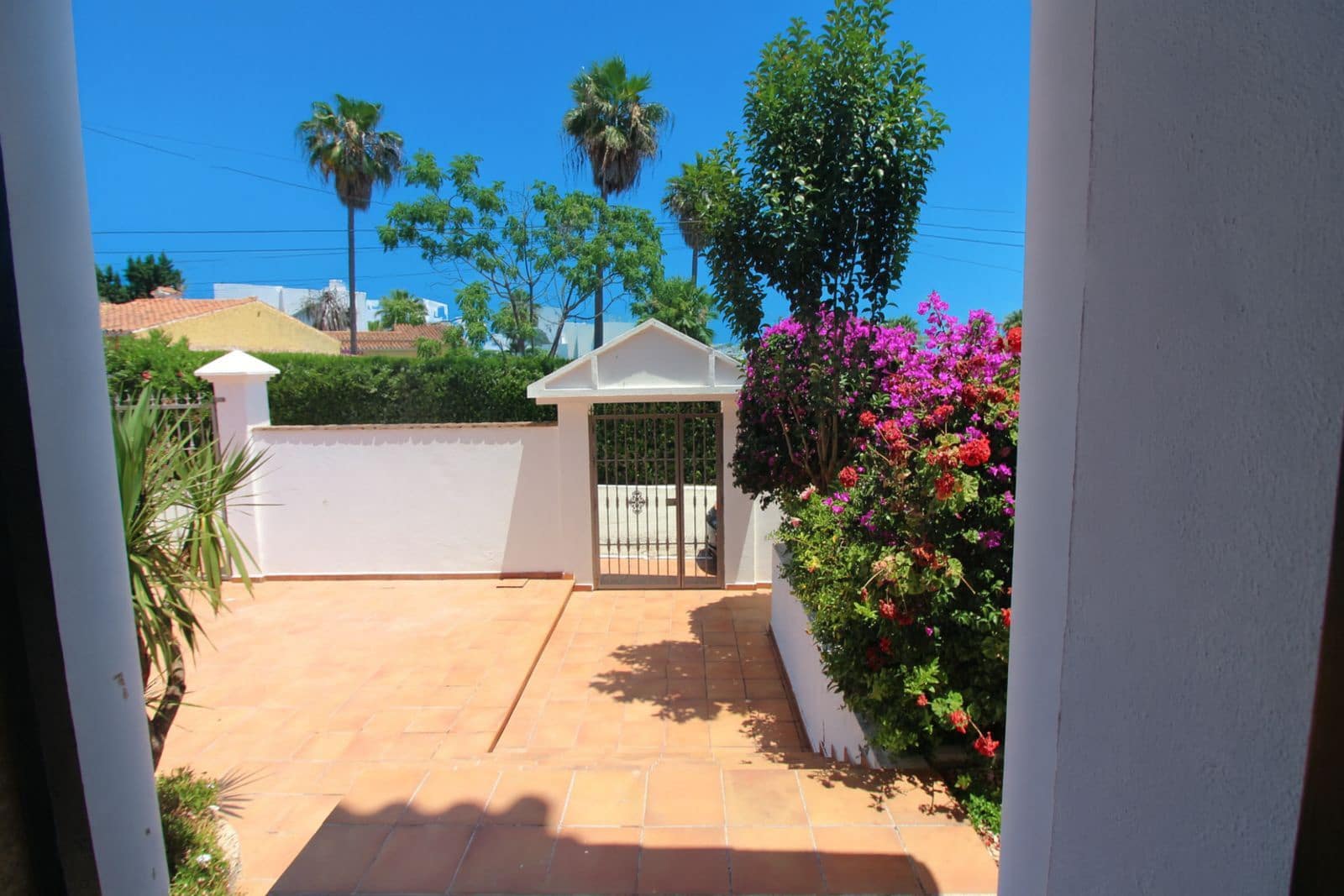 3 makuuhuone Huvila myytävänä paikassa El Paraiso mukana 
autotalli - 1 400 000 € (Ref: 9456719)