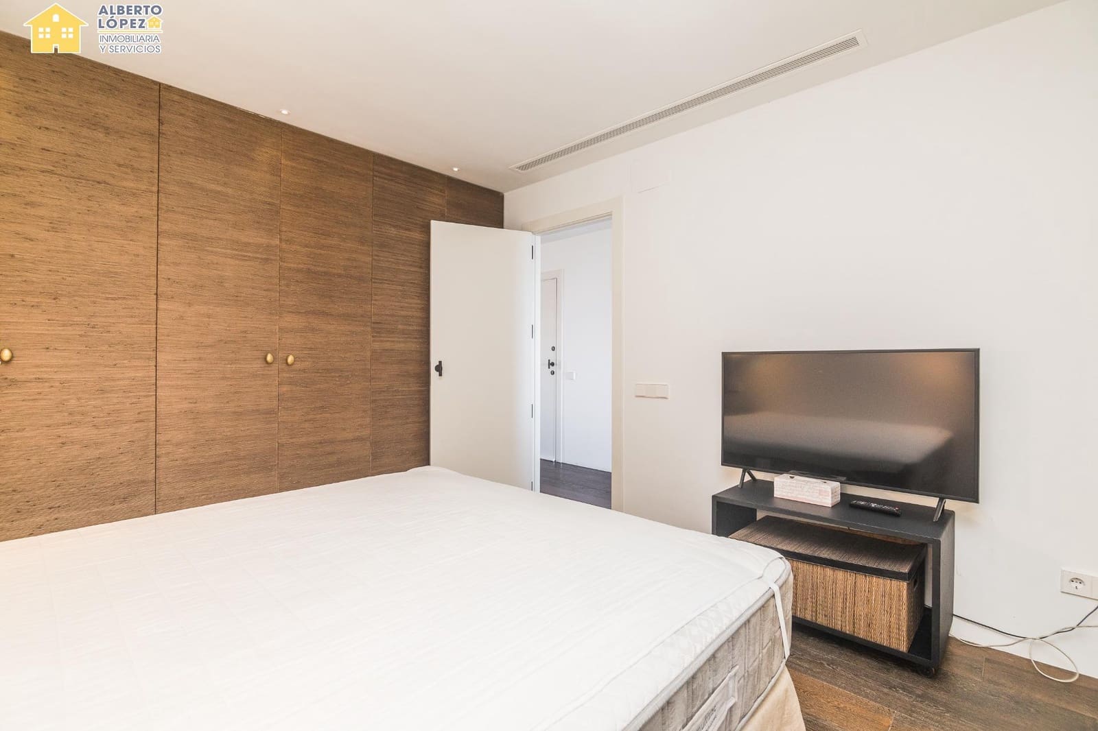 2 soverom Leilighet til leie i Alicante by med garasje - € 2 500 (Ref: 9230493)