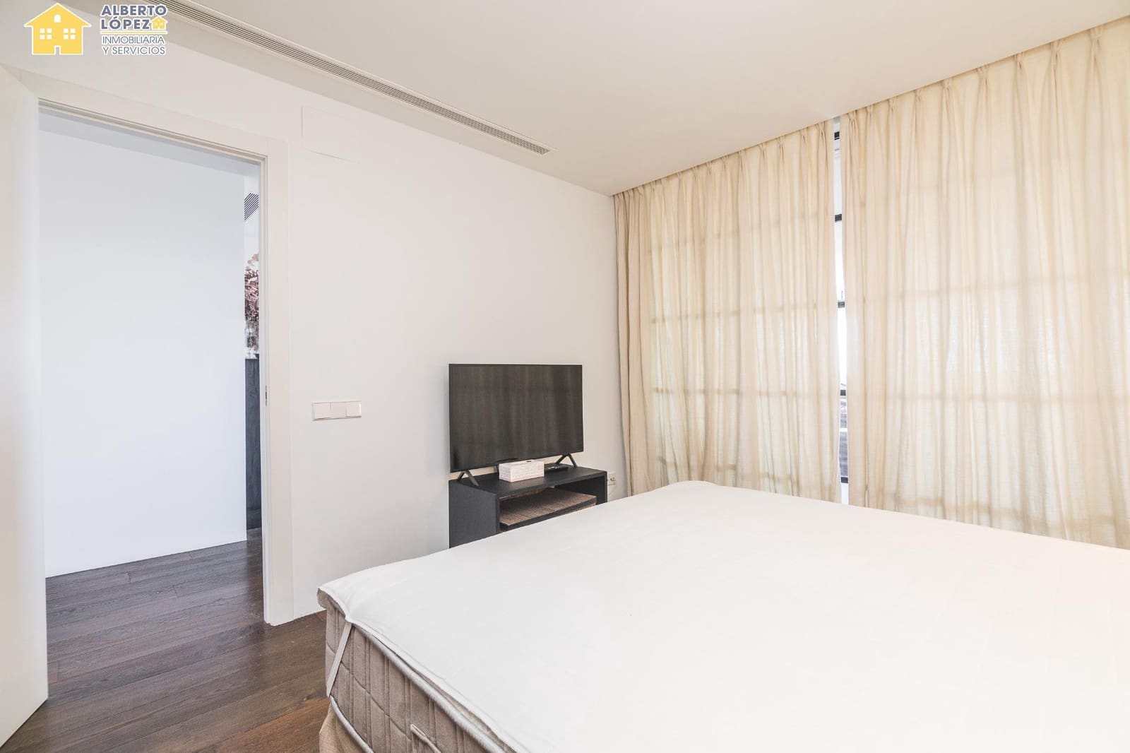 2 soverom Leilighet til leie i Alicante by med garasje - € 2 500 (Ref: 9230493)