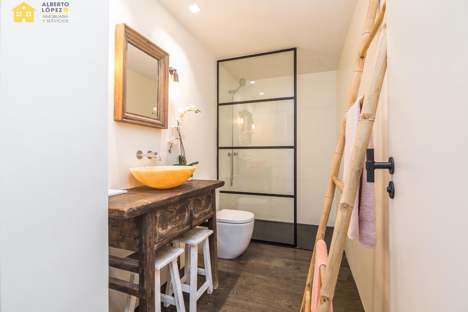 2 soverom Leilighet til leie i Alicante by med garasje - € 2 500 (Ref: 9230493)